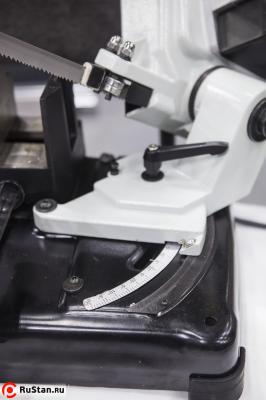 Поворот рамы до 60°. Модель BS-150 позволяет выполнять рез как перпендикулярно оси заготовки, так и под любым углом в диапазоне до 60° путем поворота относительно основания стола откидной рамы в право. фото №3 STALEX BS-150 фото №3