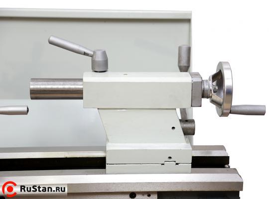 Для ослабления задней бабки с целью установки глубины сверления и закрепления длинных заготовок в центрах станок оснащен быстрозажимным зажимом. Вылет пиноли задней бабки составляет 85 мм фото №2 Metal Master MML 2870 фото №2